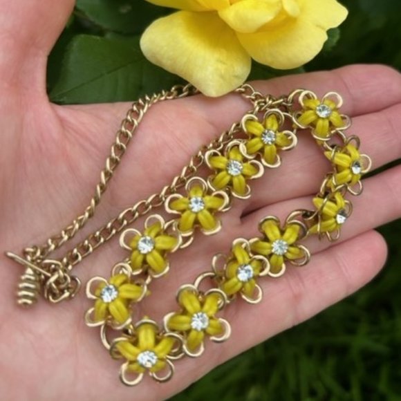 VTG Yellow Daisy Lucite Rhinestone Link Gold Choker Necklace